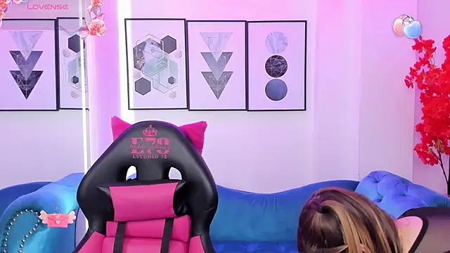 Agatha luxx online show from 8, 3, 2025