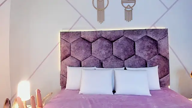 aurora collinss  online show from 1, 11, 2025