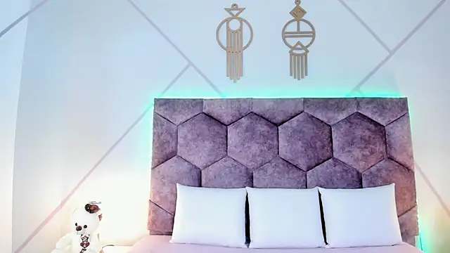 aurora collinss  online show from 22, 11, 2025