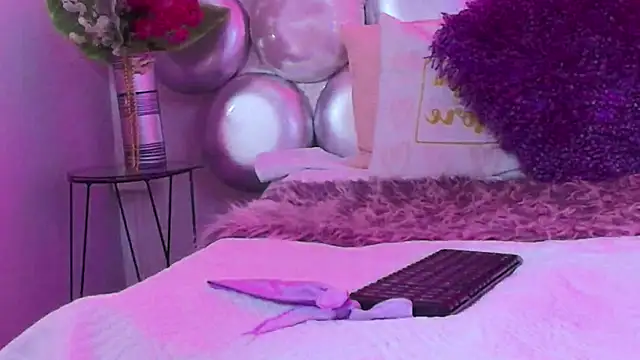 Mia Montess online show from 8, 10, 2025