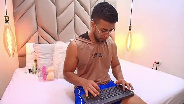 Eithan Connorr online show from 12, 3, 2025
