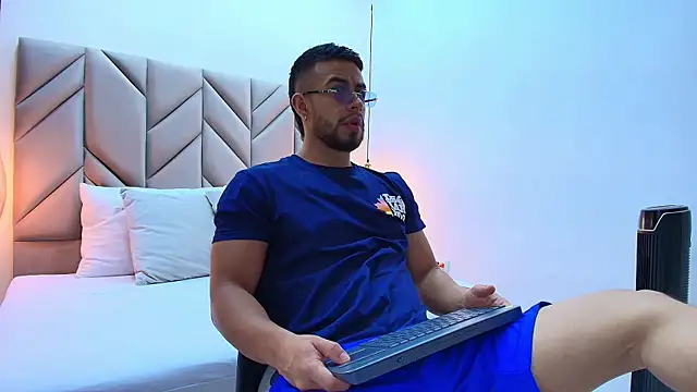 Eithan Connorr online show from 17, 3, 2025