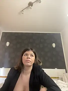 Snapshot of EllyMilf chatting on 3, 3, 2025 EllyMilf online show from 3, 3, 2025
