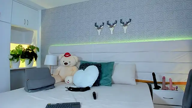 LeilaHiuston online show from 16, 2, 2026