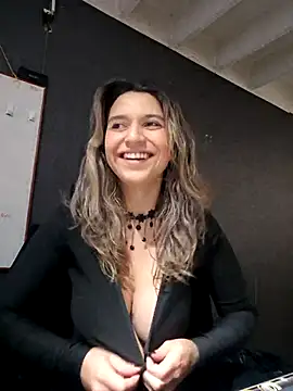 Isabella Varella online show from 27, 10, 2025