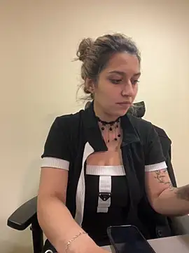 Isabella Varella online show from 2, 3, 2026