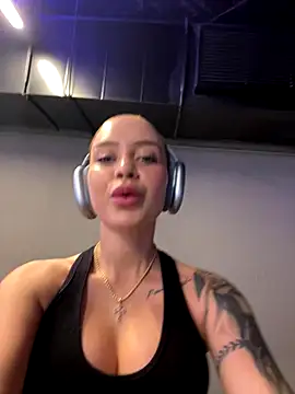 Snapshot of ValentinaMilann chatting on 10, 10, 2025 ValentinaMilann online show from 10, 10, 2025