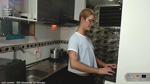 Snapshot of juanes_puthee chatting on 7, 10, 2025 juanes puthee online show from 7, 10, 2025