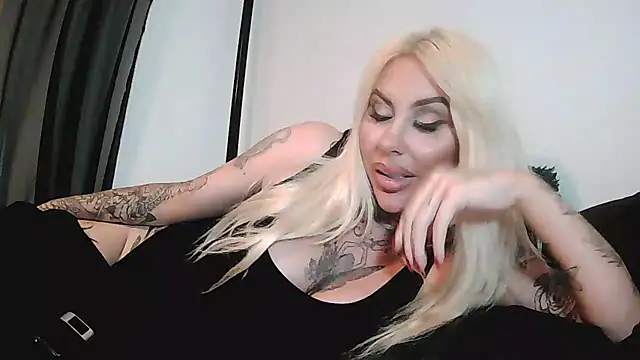 Snapshot of Chloe-Savage chatting on 19, 3, 2025 Chloe-Savage online show from 19, 3, 2025