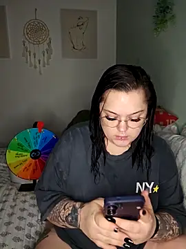 Snapshot of Saucy-Serenity chatting on 4, 4, 2026 Saucy-Serenity online show from 4, 4, 2026