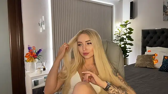 Snapshot of OhMyEmma chatting on 3, 10, 2025 OhMyEmma online show from 3, 10, 2025