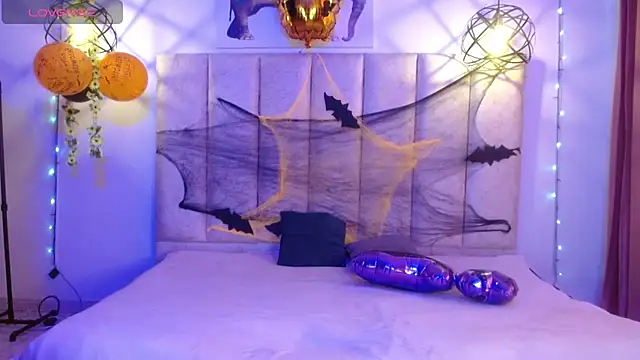 Snapshot of violettsuncs chatting on 23, 10, 2025 violettsuncs online show from 23, 10, 2025