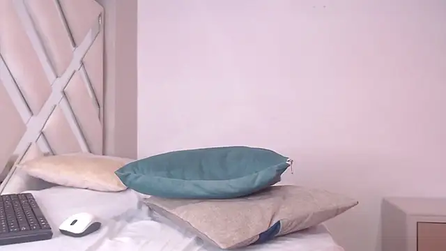 Snapshot of willow_smitt chatting on 19, 4, 2026 willow smitt online show from 19, 4, 2026