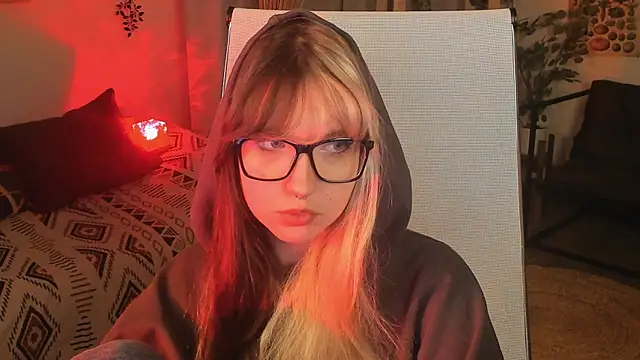 Snapshot of MemoryCadence chatting on 6, 11, 2025 MemoryCadence online show from 6, 11, 2025