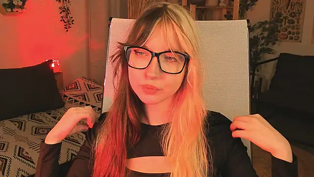 Snapshot of MemoryCadence chatting on 8, 11, 2025 MemoryCadence online show from 8, 11, 2025