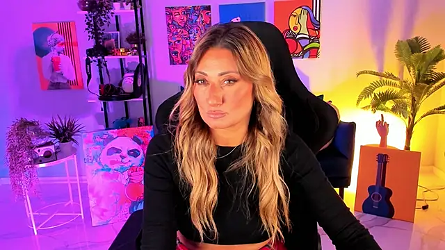 SarahAlluring online show from 4, 10, 2025