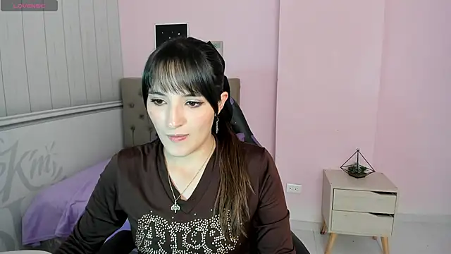 Tania Duque online show from 8, 11, 2025