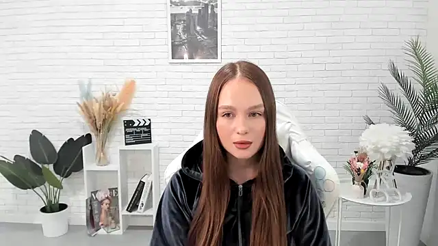 LoisCubitt online show from 13, 3, 2025