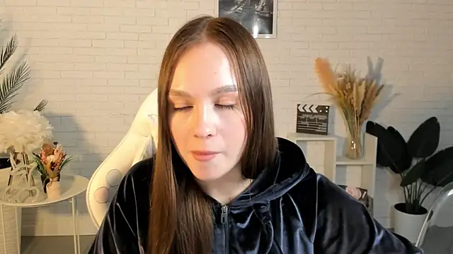 LoisCubitt online show from 13, 3, 2025