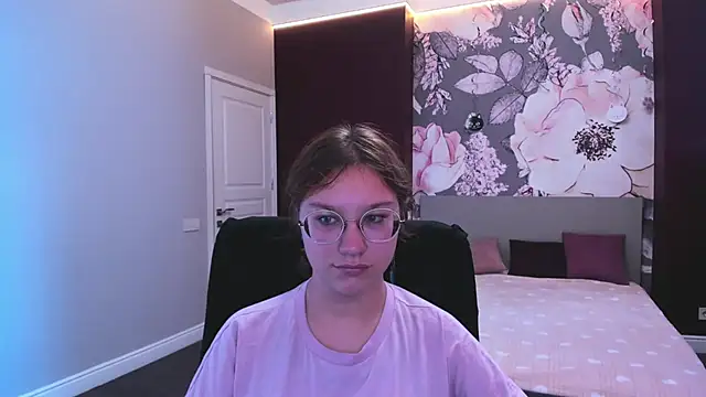 Snapshot of AngelinaLow chatting on 18, 9, 2025 AngelinaLow online show from 18, 9, 2025
