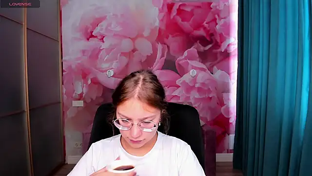 Snapshot of AngelinaLow chatting on 28, 9, 2025 AngelinaLow online show from 28, 9, 2025