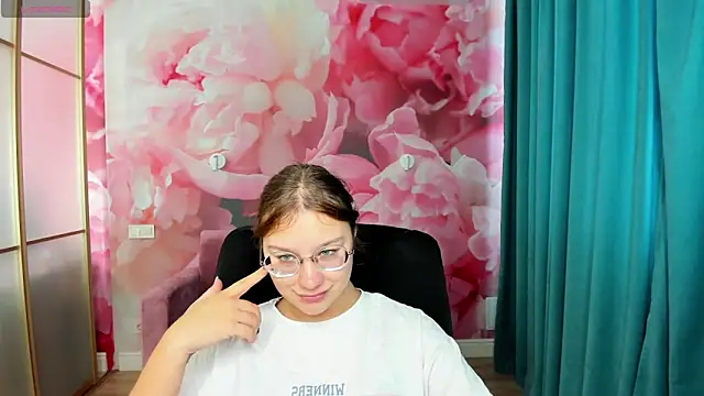 Snapshot of AngelinaLow chatting on 29, 9, 2025 AngelinaLow online show from 29, 9, 2025