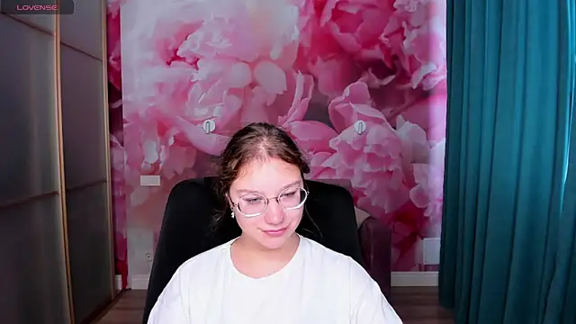 Snapshot of AngelinaLow chatting on 1, 10, 2025 AngelinaLow online show from 1, 10, 2025