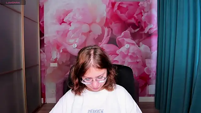 Snapshot of AngelinaLow chatting on 2, 10, 2025 AngelinaLow online show from 2, 10, 2025