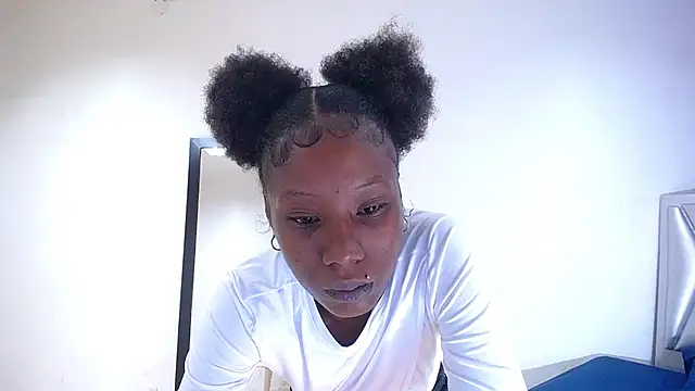 Snapshot of goldenn_ass1 chatting on 8, 10, 2025 goldenn ass1 online show from 8, 10, 2025