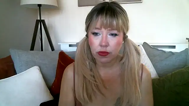 MissHoneyPenny online show from 7, 4, 2026