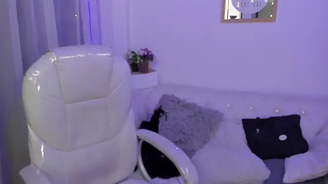 Pretty Johnson  online show from 4, 12, 2025