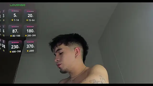 Snapshot of cmzo_ chatting on 23, 12, 2025 cmzo online show from 23, 12, 2025