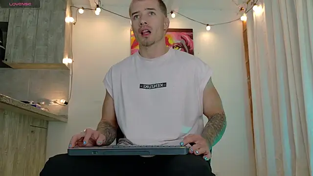 Snapshot of Ryannblue07 chatting on 19, 11, 2025 Ryannblue07 online show from 19, 11, 2025