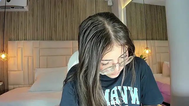 Snapshot of DulceVela_ chatting on 11, 9, 2025 DulceVela  online show from 11, 9, 2025