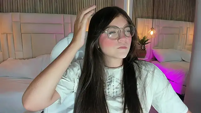 Snapshot of DulceVela_ chatting on 15, 9, 2025 DulceVela  online show from 15, 9, 2025