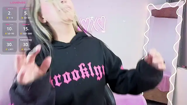 Malory tay1 online show from 3, 12, 2025