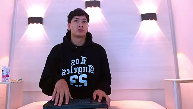 Jhojan twink online show from 5, 12, 2025