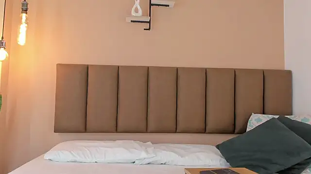 Snapshot of honeygray02 chatting on 8, 10, 2025 honeygray02 online show from 8, 10, 2025