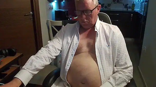 Snapshot of JamesBauer chatting on 4, 3, 2026 JamesBauer online show from 4, 3, 2026