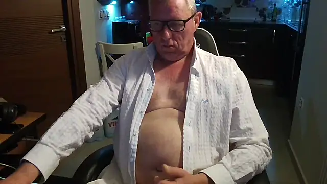 Snapshot of JamesBauer chatting on 6, 3, 2026 JamesBauer online show from 6, 3, 2026