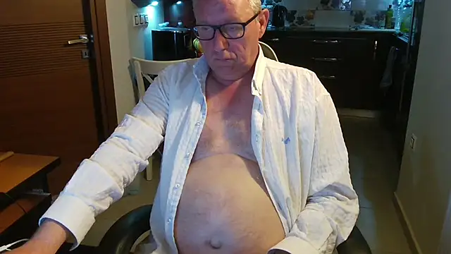 Snapshot of JamesBauer chatting on 7, 3, 2026 JamesBauer online show from 7, 3, 2026