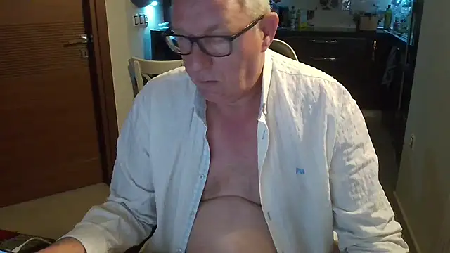 Snapshot of JamesBauer chatting on 8, 3, 2026 JamesBauer online show from 8, 3, 2026