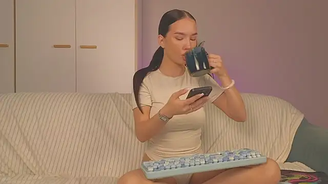 Snapshot of EmiliaDroll chatting on 19, 10, 2025 EmiliaDroll online show from 19, 10, 2025