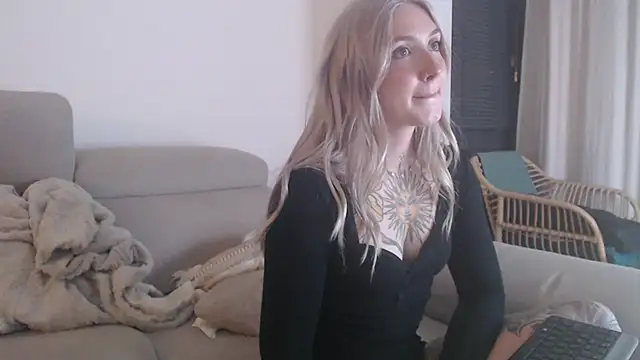 tattoobbgirl online show from 26, 11, 2025