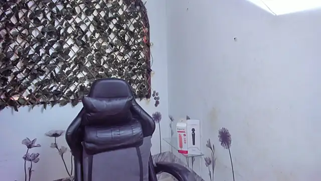 Sarahbrowm  online show from 8, 9, 2025