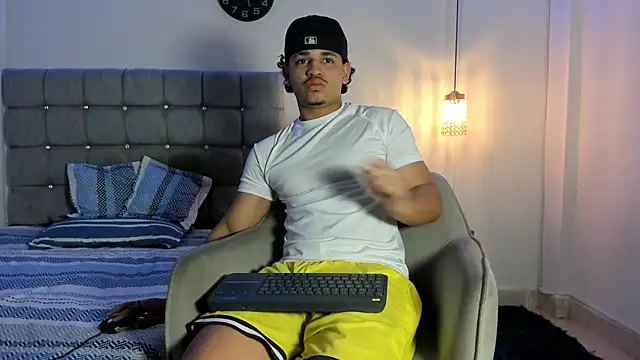 Snapshot of samxx_muscle chatting on 20, 10, 2025 samxx muscle online show from 20, 10, 2025
