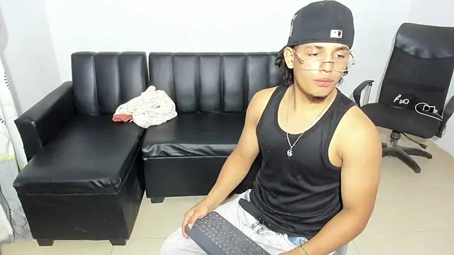 Snapshot of samxx_muscle chatting on 15, 5, 2026 samxx muscle online show from 15, 5, 2026