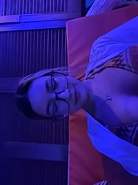 Snapshot of Pretty_roxxyy chatting on 4, 2, 2026 Pretty roxxyy online show from 4, 2, 2026