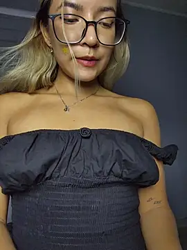 Snapshot of Pretty_roxxyy chatting on 8, 2, 2026 Pretty roxxyy online show from 8, 2, 2026