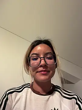 Snapshot of Pretty_roxxyy chatting on 8, 3, 2026 Pretty roxxyy online show from 8, 3, 2026